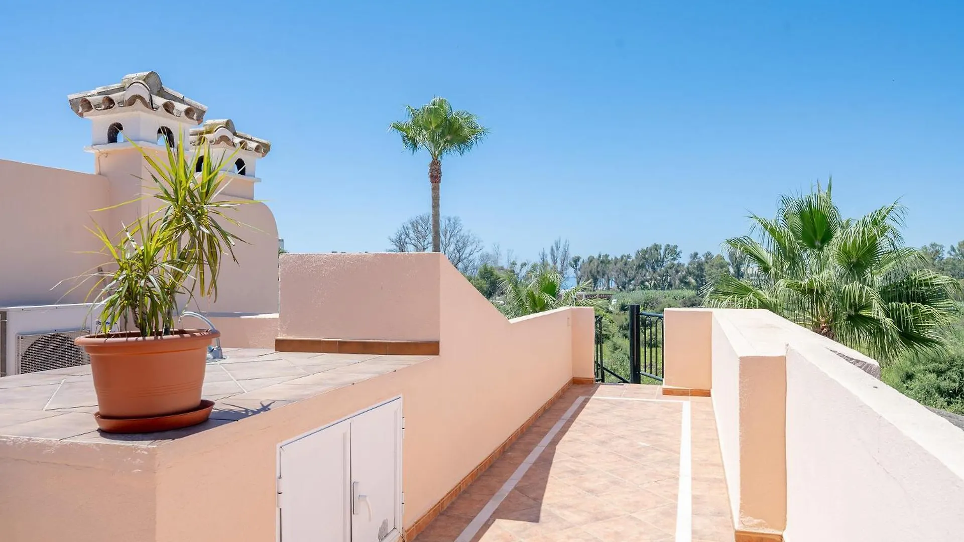 Apartment Close To The Beach With A Roof Terrace Estepona Spain