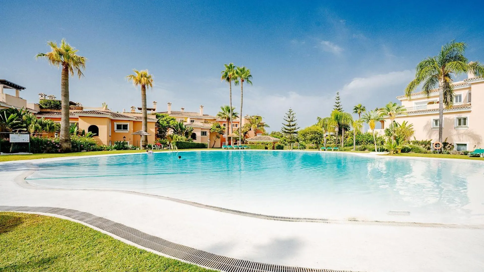 Apartment Close To The Beach With A Roof Terrace contacts
